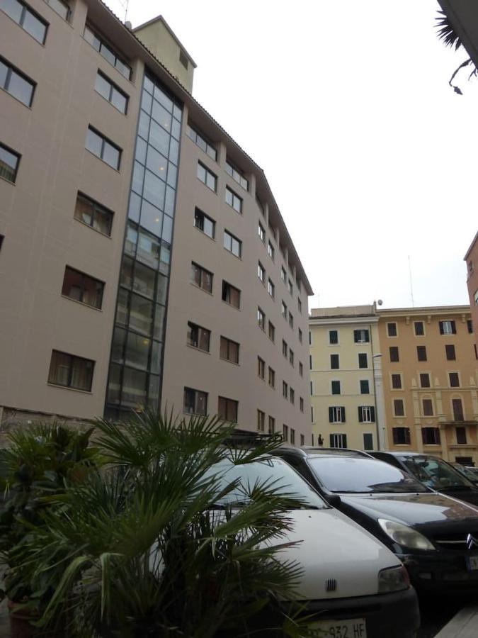 Priscilla & Parking At St Peter Basilica +free Calls To Usa, Canada, China * Roma