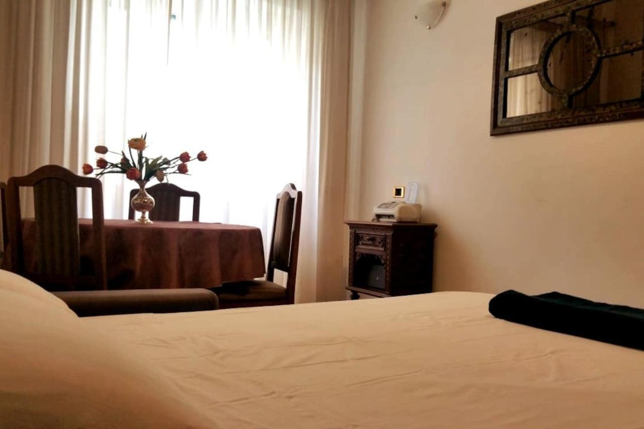 Priscilla & Parking At St Peter Basilica +free Calls To Usa, Canada, China Roma